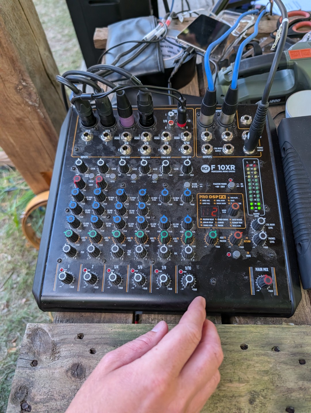 RCF F 10XR-mixer riggad för en spelning utomhus