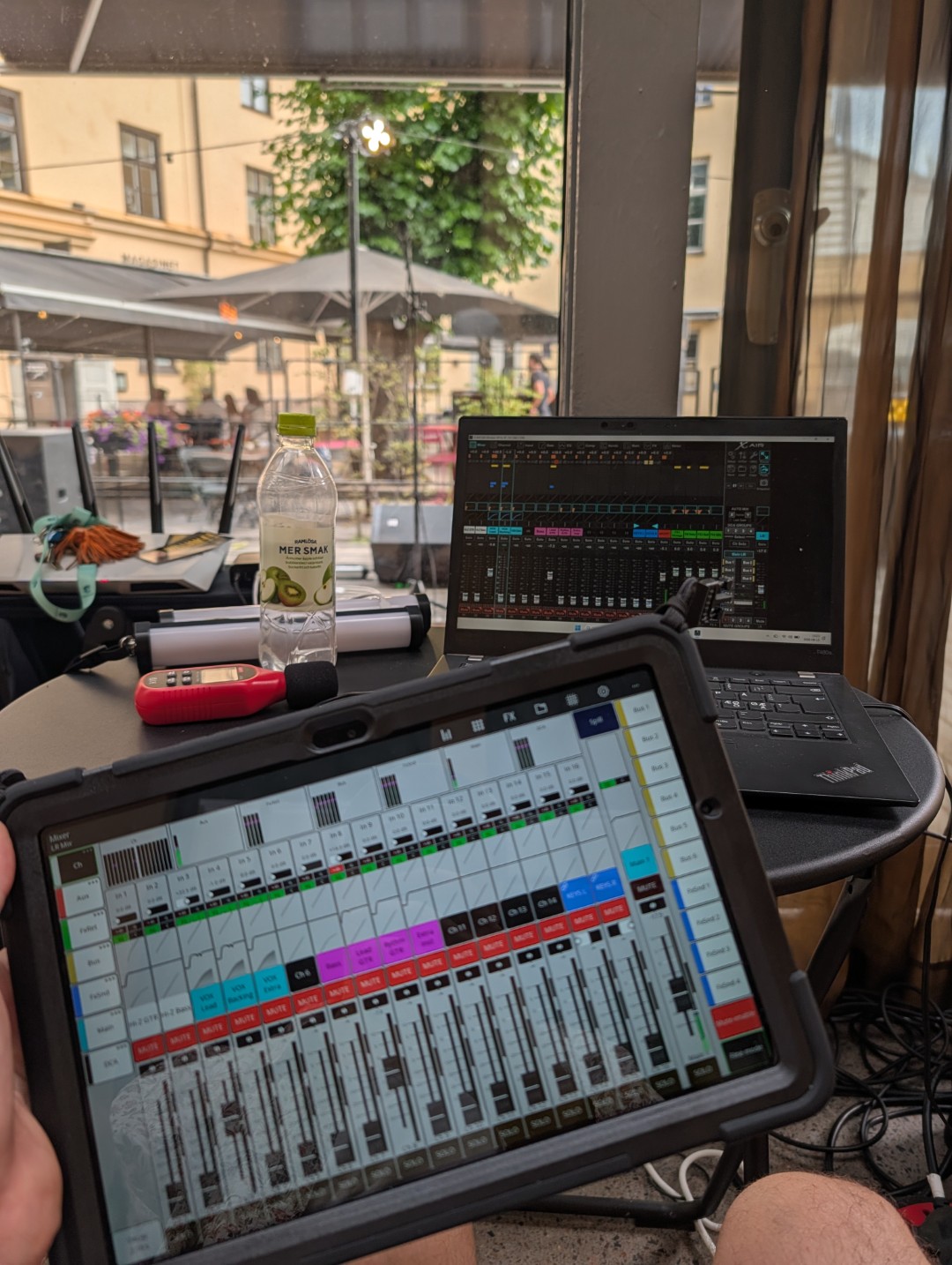 Mix på surfplatta och laptop under en uteservering-spelning